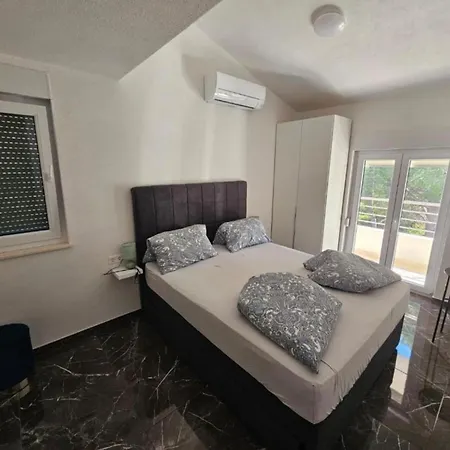 Spacious With Outdoor Swimming Pool In - Classic Two Bedroom Apartment Trogir