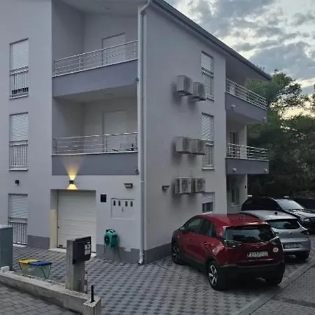 Spacious With Outdoor Swimming Pool In - Classic Two Bedroom Apartment