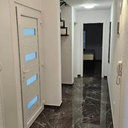 Spacious With Outdoor Swimming Pool In - Classic Two Bedroom Apartment *