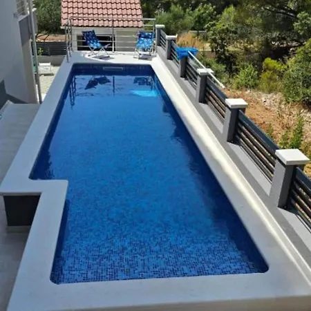 Spacious With Outdoor Swimming Pool In - Classic Two Bedroom Trogir