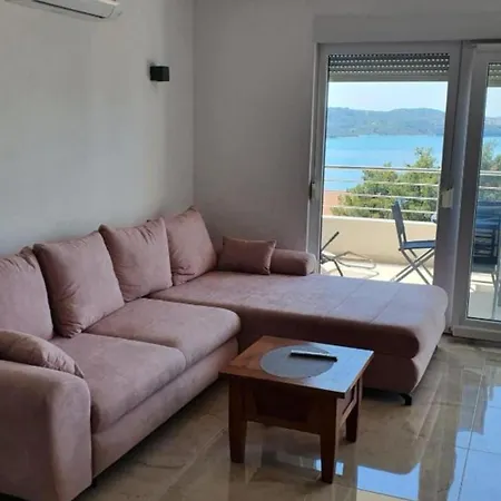 Apartment Spacious With Outdoor Swimming Pool In - Classic Two Bedroom