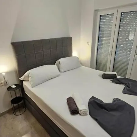 Spacious With Outdoor Swimming Pool In - Classic Two Bedroom Apartment Trogir