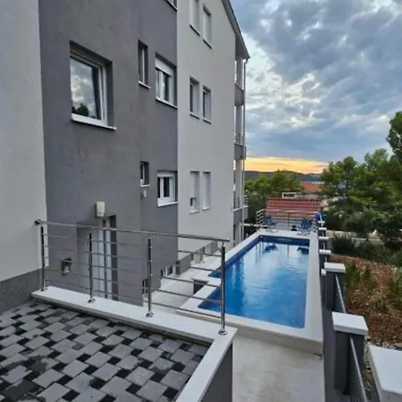Apartment Spacious With Outdoor Swimming Pool In - Classic Two Bedroom *